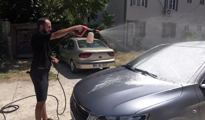 Bursa'da Ücretsiz Mobil Oto Yıkama Hizmetiyle Kirli Araçlar Temizleniyor