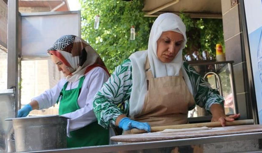 Diyarbakır'da Gelin-Görümce İşbirliğiyle Başlayan Gözleme Dükkanı İlgi Görüyor