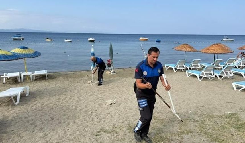 Erdek Sahilinde Zincirli Şezlong ve Şemsiyelere Zabıta Müdahalesi