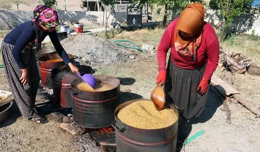Erzincan'da Kışlık Bulgur Hazırlığı İçin Buğday Dev Kazanlarda Kaynatıldı