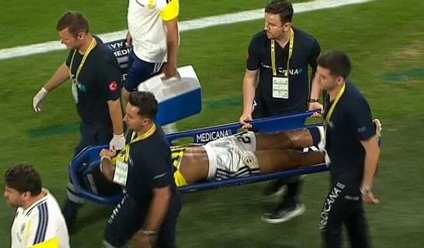 Fenerbahçe'de Sturm Graz Maçında Jayden Oosterwolde'nin Sakatlığı Endişe Yarattı