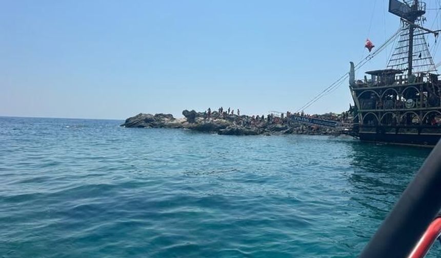 Fethiye'de Su Alan Gezi Teknesindeki Yolcular Güvenle Tahliye Edildi