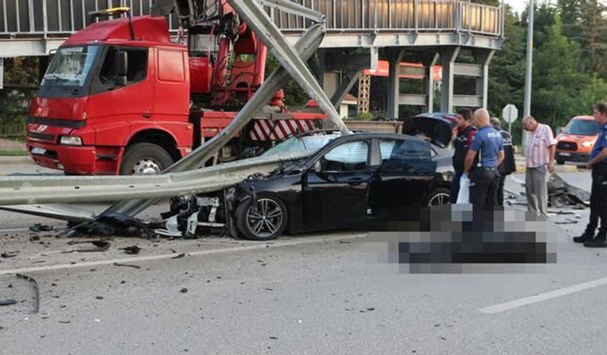 Isparta'da Kontrolden Çıkan Lüks Araç Bariyerlere Çarparak İkiye Bölündü