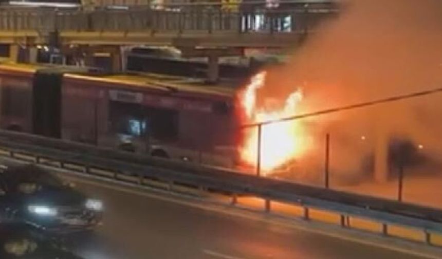 Kağıthane'de Seyir Halindeki Metrobüste Yangın Paniği