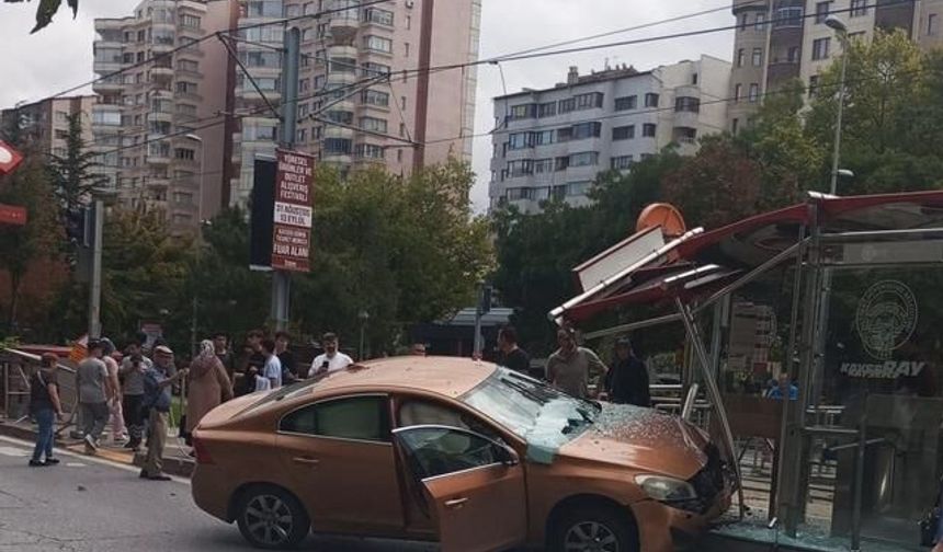 Kayseri'de Otomobil Tramvay Durağına Girdi: Yaşlı Kadın Yaralandı, Bekleyenler Kıl Payı Kurtuldu
