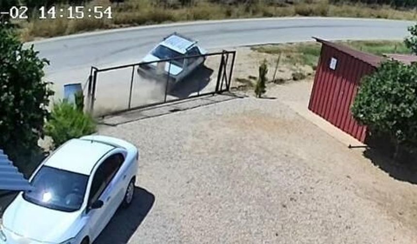 Kontrolden çıkan otomobilin takla atma anı kamerada
