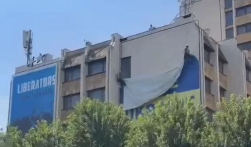 Kosova'daki Dev Ukrayna Bayrağı Zelenskiy'nin Açıklaması Sonrası Kaldırıldı