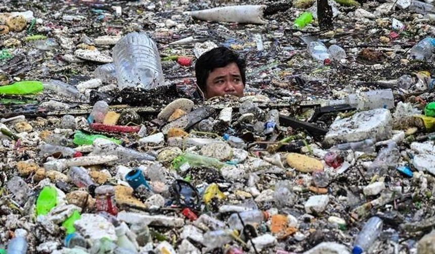 Manila'da Sel Felaketi Çöpleri Sokaklara Taşıdı: Çevre Krizi Derinleşiyor