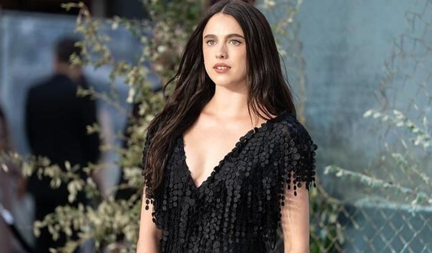 Margaret Qualley'nin Çıplak Sandaletleri Londra Kırmızı Halısında Gündem Yarattı