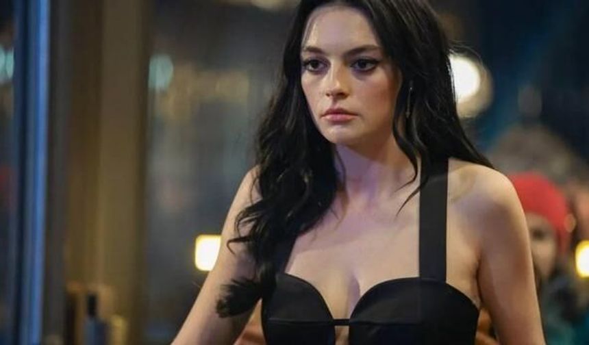 Melis Sezen'in Ayna Karşısında Bikinili Tatil Pozu Sosyal Medyada Gündem Oldu