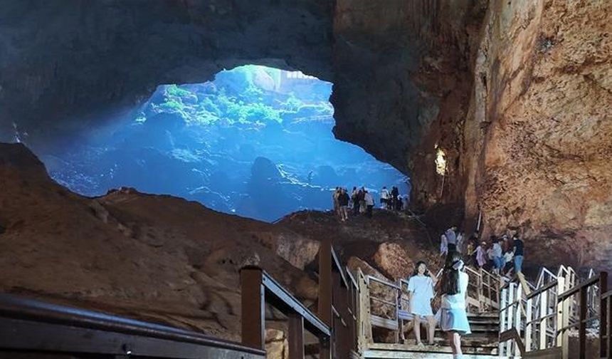 Mersin'in Cennet ve Cehennem Obrukları Ziyaretçilerini Serinletiyor