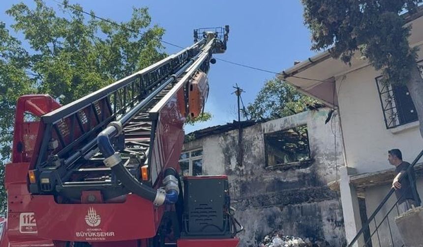 Pendik'te Metruk Evde Çıkan Yangın Bitişiğindeki Binaya Sıçradı