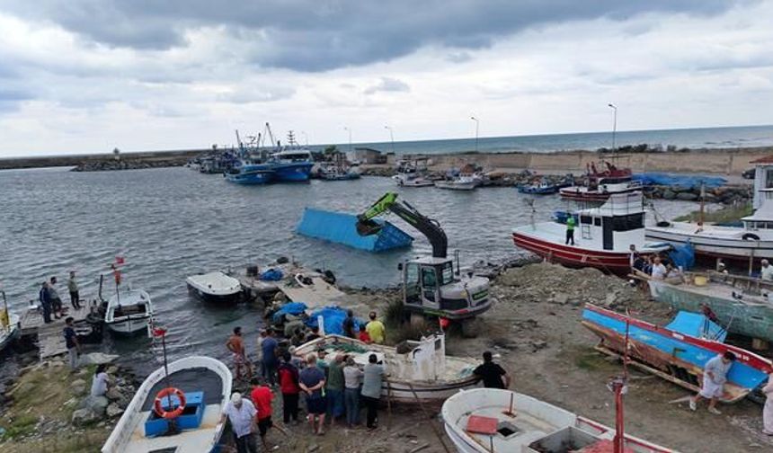 Samsun'da Denizde Bulunan Konteynerden Çay Çıktı