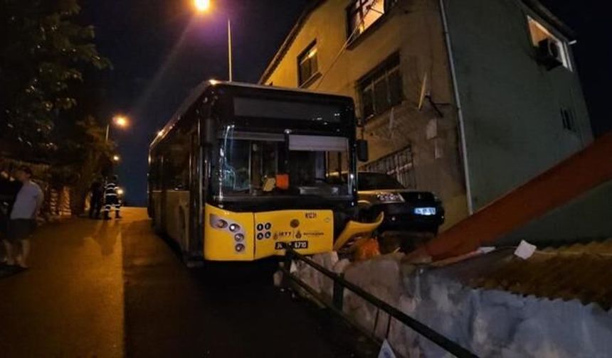 Sarıyer'de İETT Otobüsü Kaygan Yolda Bariyerlere Çarptı