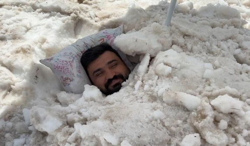 Sıcaktan Bunalanlar Kara Gömülerek Serinliyor