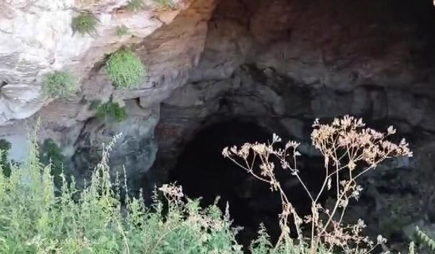 Sivas İmranlı'daki Demirtaş Köyü Mağarası Doğal Güzelliğiyle İlgi Çekiyor