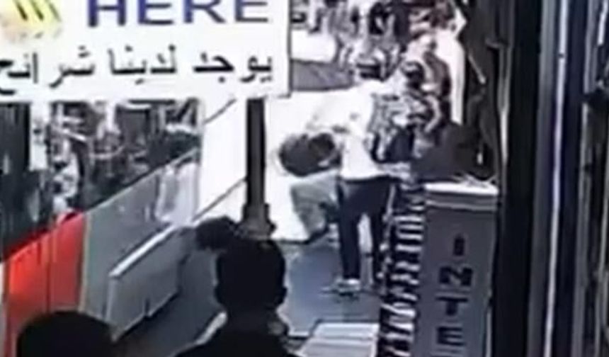 Tramvay Yoluna Devrilen Bebeği Son Anda Kurtarma Anı