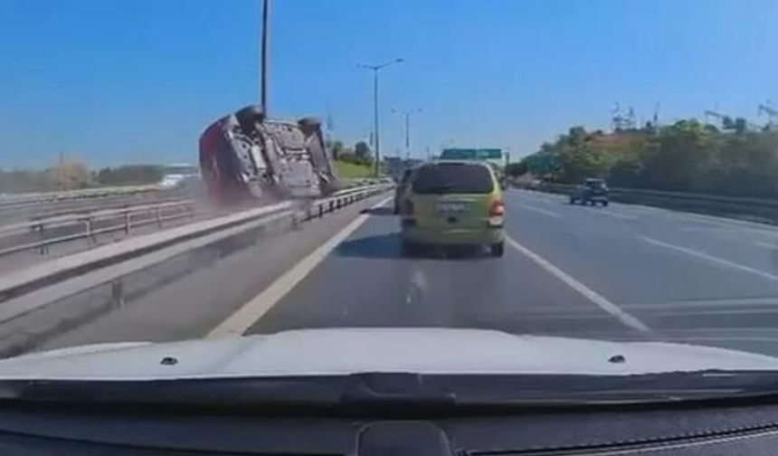 Eyüpsultan'da otomobil bariyere çarparak devrildi: Kaza anı kamerada