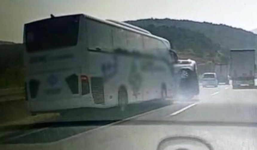 Hafif Ticari Araç Yolcu Otobüsünün Önüne Savruldu: Kaza Anı Kamerada