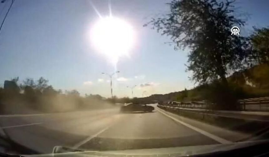 Pendik'te İki Otomobilin Çarpıştığı Kaza Anı Kamerada