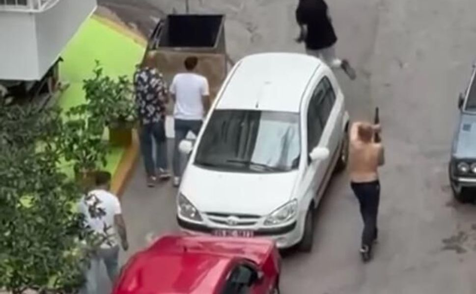 İzmir'de Sokak Ortasında Silahlı Saldırıya Polis Müdahalesi