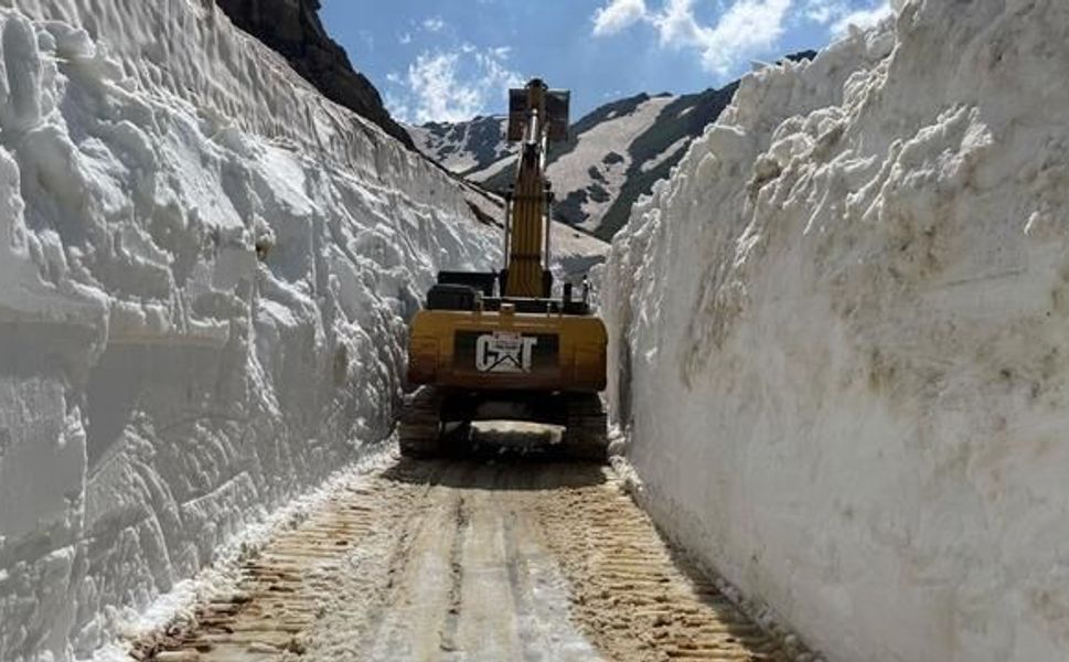 Yüksekova'da Temmuz Ayında Karla Mücadele Sürüyor