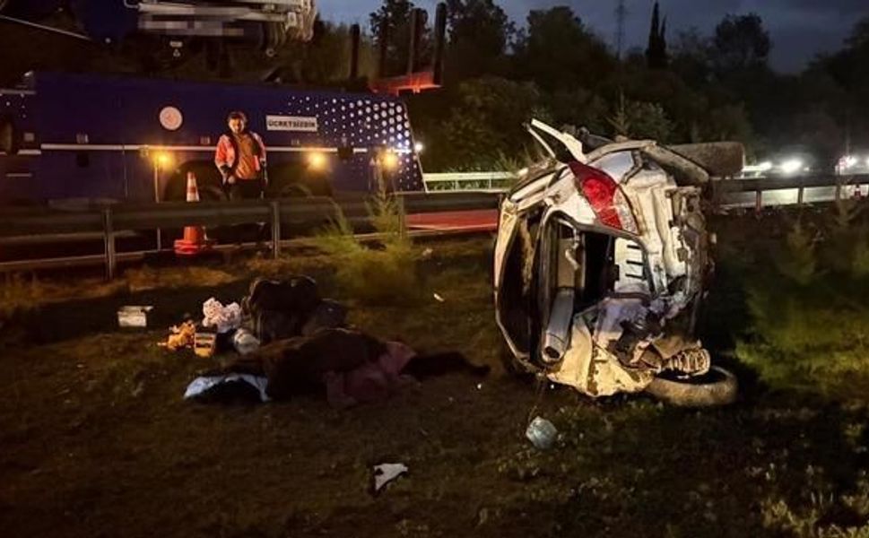 Anadolu Otoyolu Hendek geçidinde otomobil devrildi: 1 kişi yaşamını yitirdi, 4 kişi yaralandı
