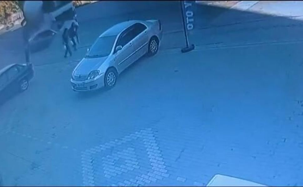 Beton mikseri ile otomobilin karıştığı trafik kazası kameraya yansıdı