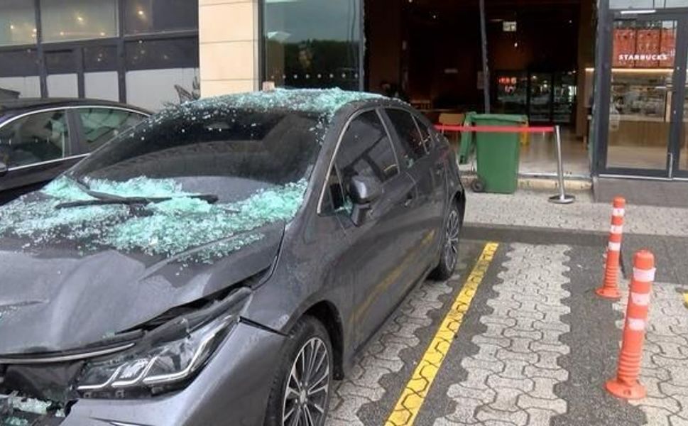 Çekmeköy'de fren yerine gaza basan cip iki aracı ve kafeyi vurdu