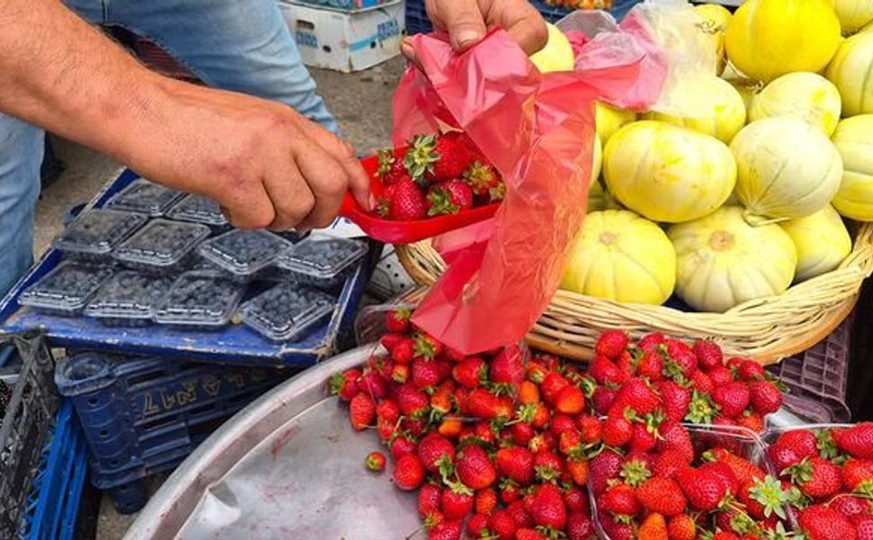 Eskişehir pazarlarında yaz çileği yoğun ilgi görüyor