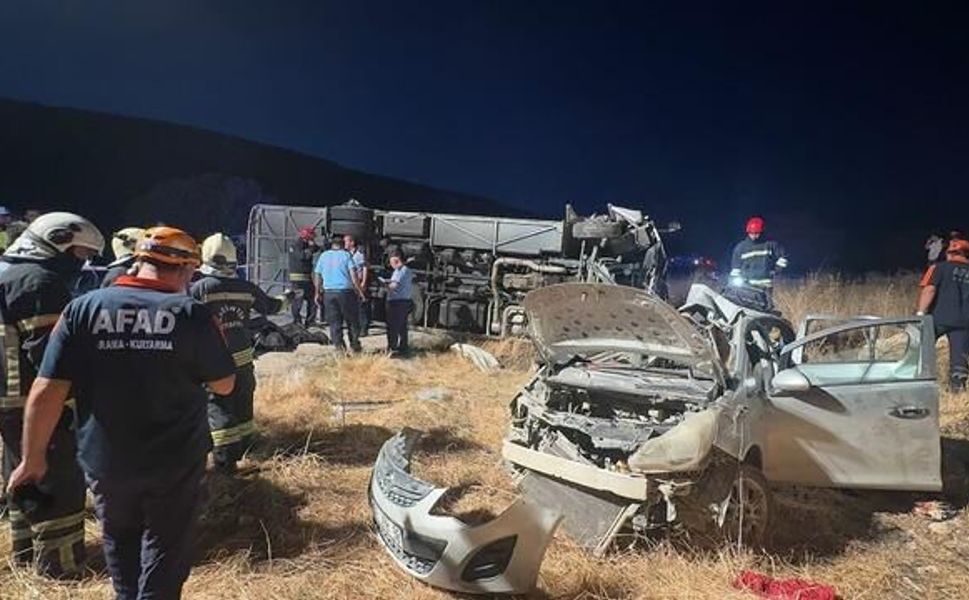 Gaziantep'te yolcu midibüsü ile otomobil çarpıştı: 5 ölü, 13 yaralı