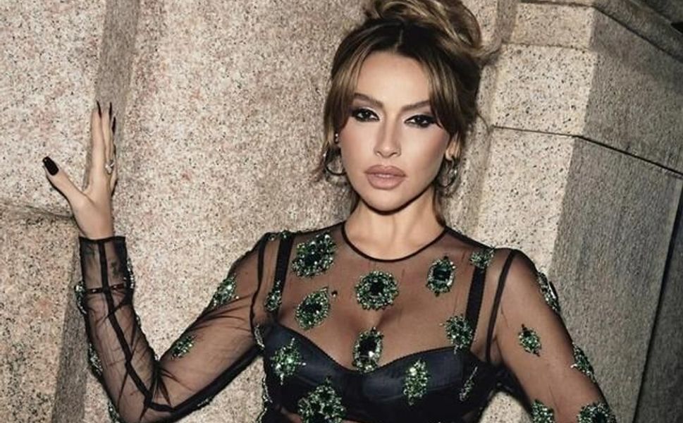 Hadise'nin Yeni Klibinden İlk Görüntüler Beyaz Kostümüyle Dikkat Çekti