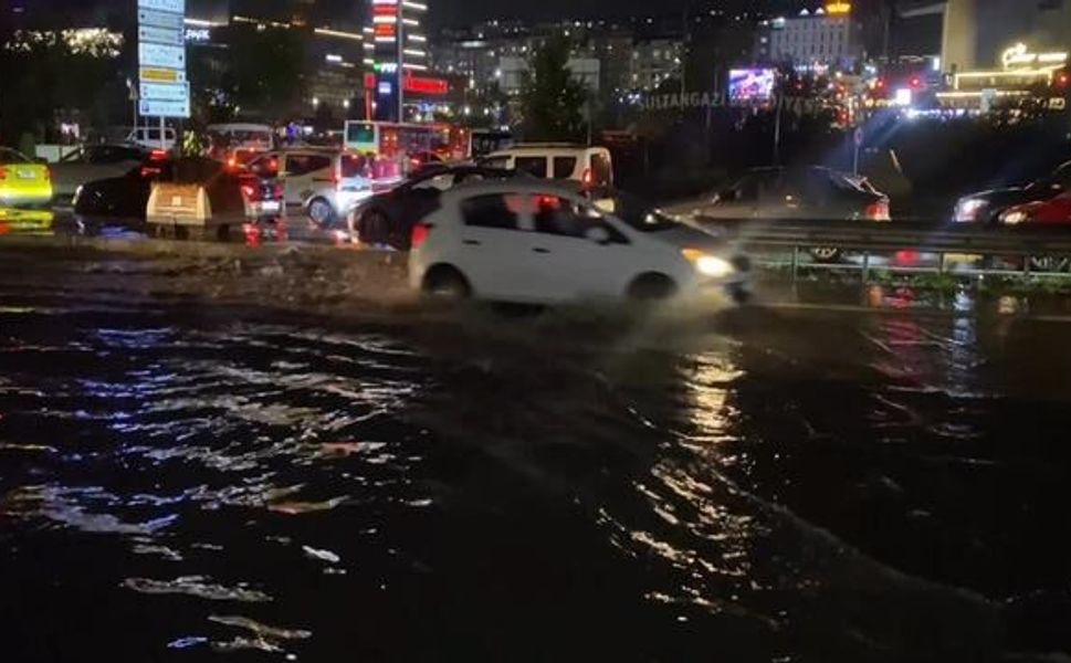 İstanbul'da akşam saatlerinde etkili sağanak nedeniyle yollar su altında kaldı