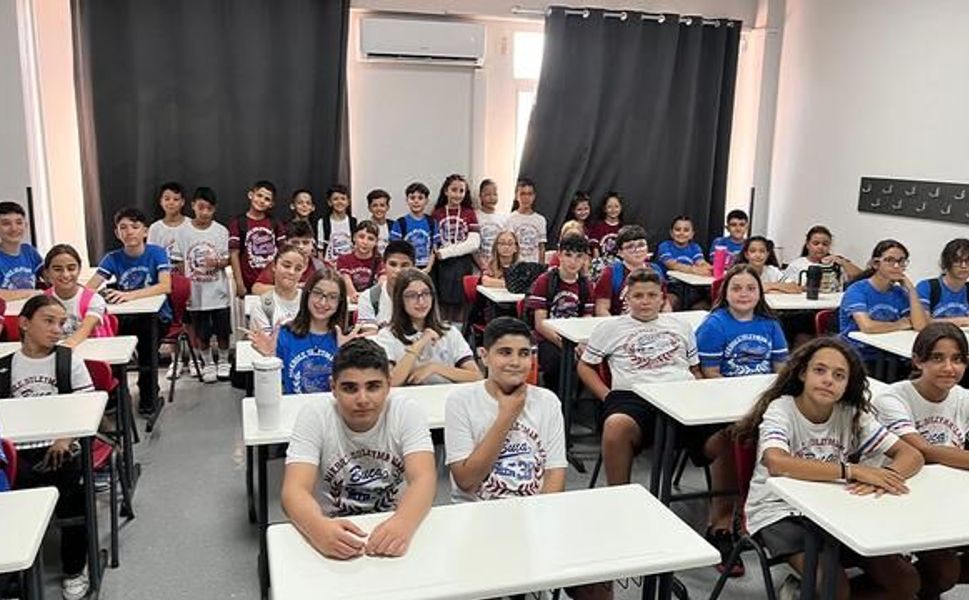 İzmir'deki Makbule Süleyman Alkan Ortaokulu'nda 27 çift ikiz eğitim görüyor