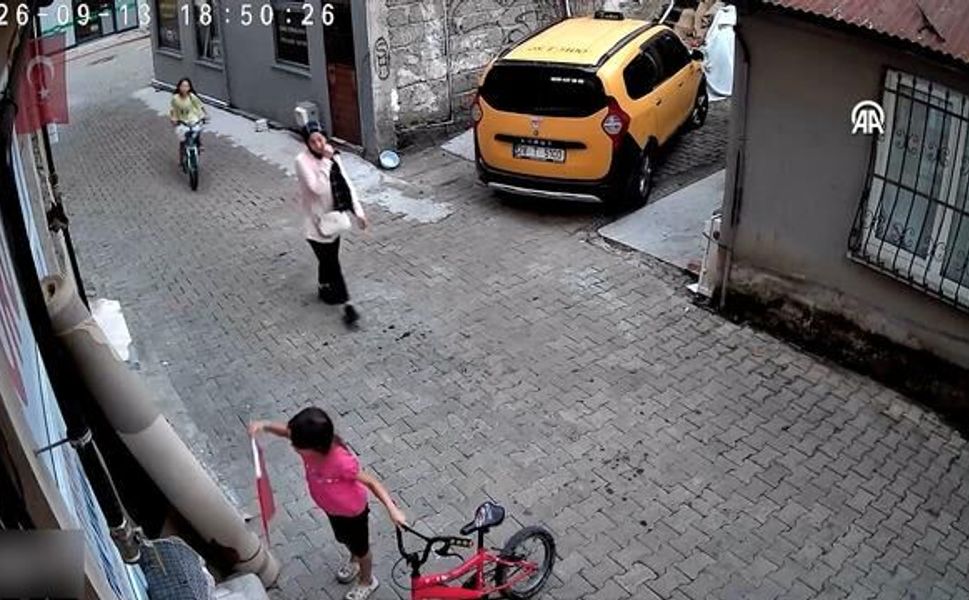 Küçük Kızın Bayrak Konusundaki Duyarlılığı Kameraya Yansıdı