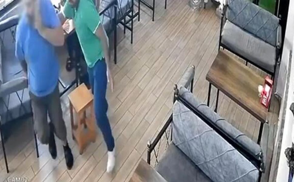 Lokantada deprem anında çoraplarıyla dışarı çıktı