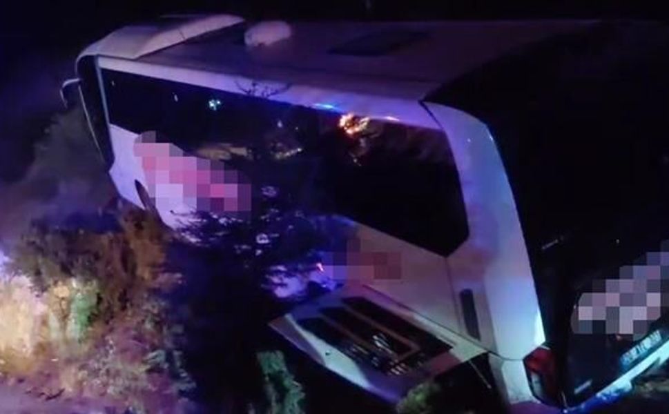 Manisa'da yolcu otobüsü devrildi: 18 kişi yaralandı