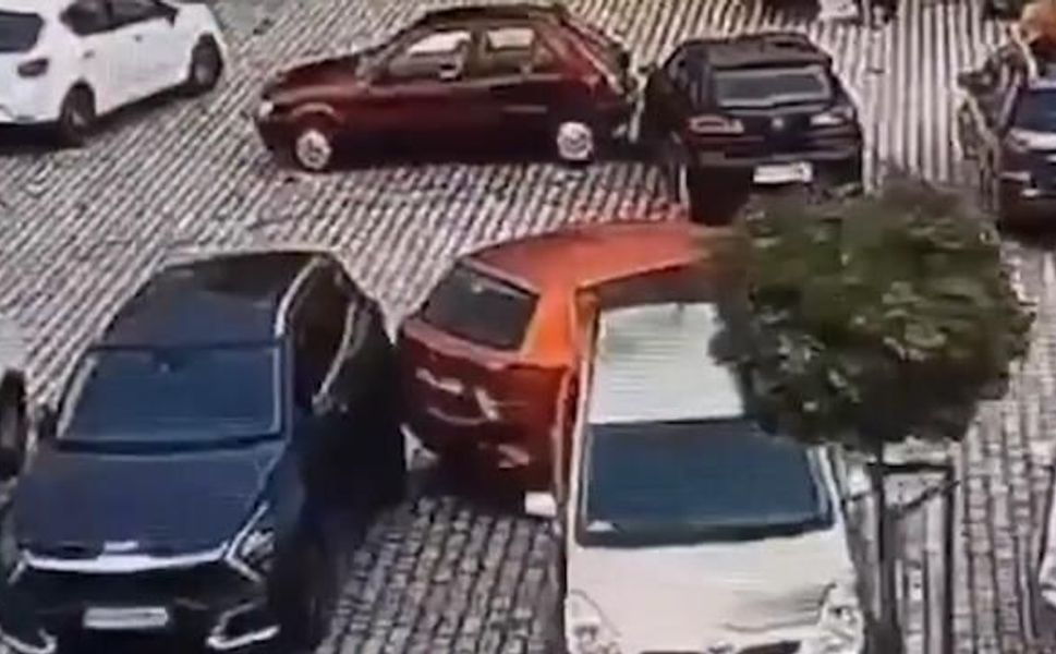 Otomobilini Park Etmeye Çalışırken Beklenmedik Olay Yaşandı