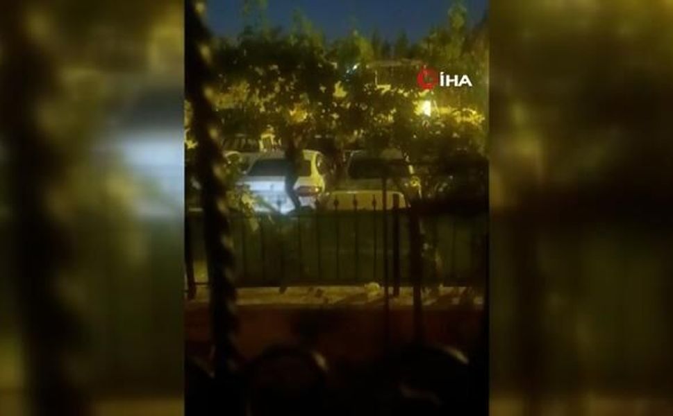 Otoparkta Araçların Üzerinde Zıplayan Kişi Kameraya Yansıdı