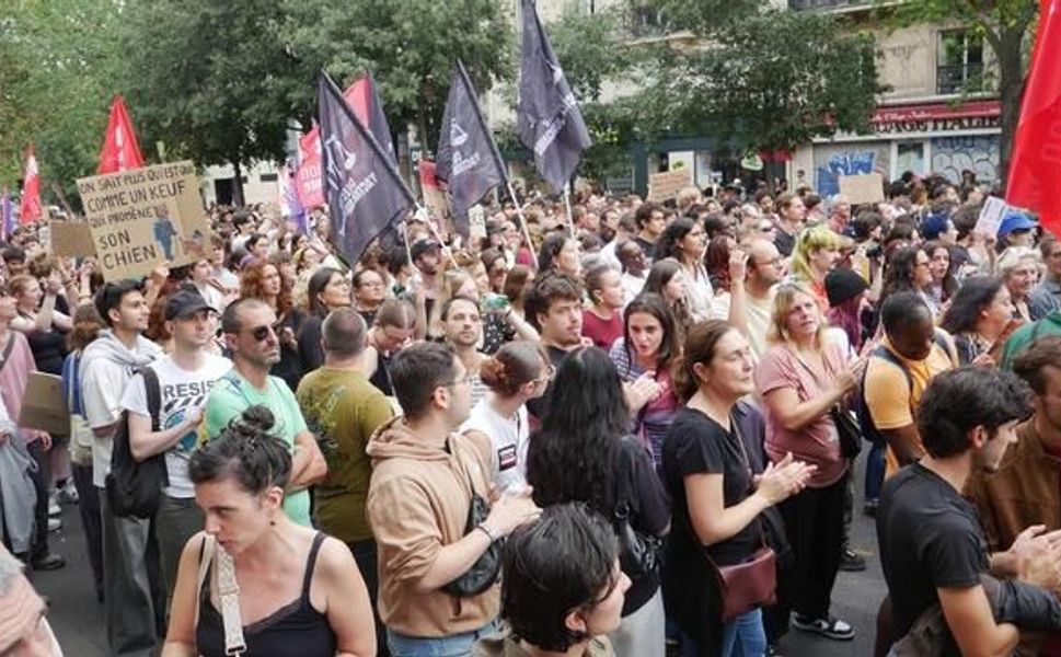 Paris'te polis silah kullanma yetkisine karşı binlerce kişi yürüdü