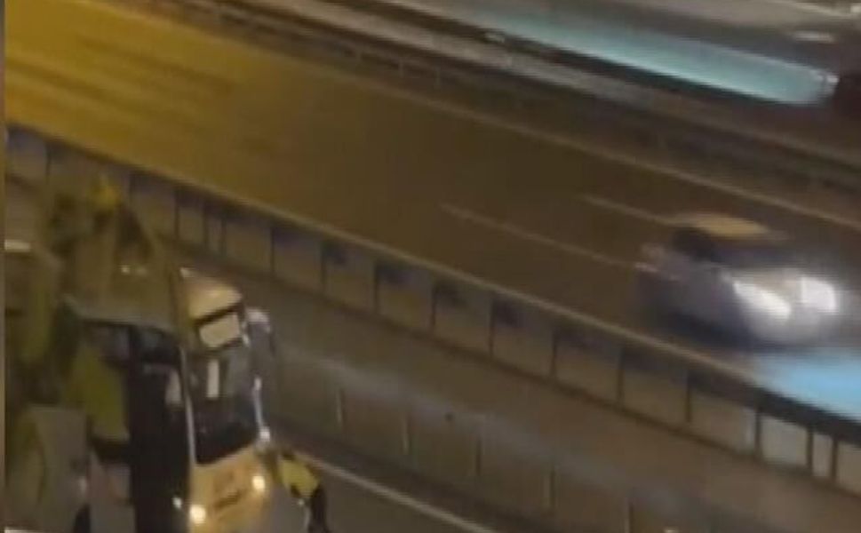 Sultangazi'de arızalanan midibüsü yol kenarına iten kadın trafik polisi