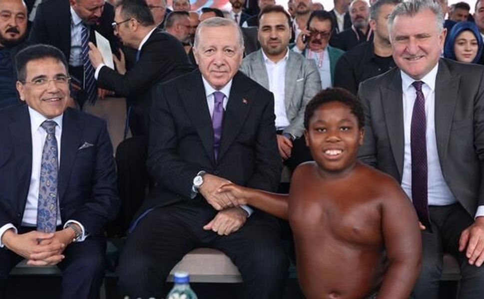 Tanzanyalı Pehlivan Osman Ali, Cumhurbaşkanı Erdoğan'ın Elini Öptü