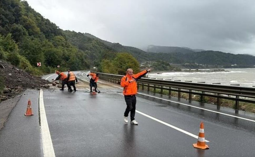 Zonguldak'ta Alaplı-Akçakoca yolunda heyelan nedeniyle ulaşım aksadı