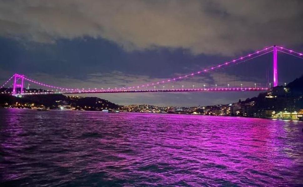 15 Temmuz Şehitler Köprüsü Meme Kanseri Farkındalığı İçin Pembe Işıklarla Aydınlatıldı