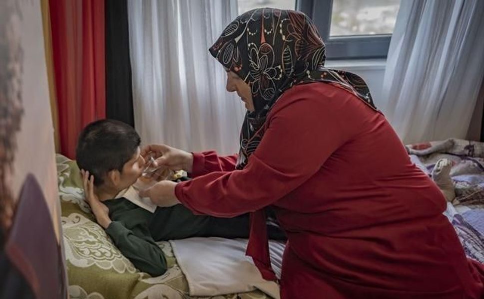 22 Yıldır Yaşaması Beklenmeyen Oğluna Sevgiyle Bakıyor