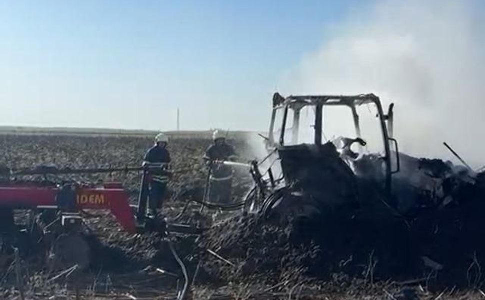Adana Ceyhan'da Traktör Yangını İtfaiye Müdahalesiyle Söndürüldü