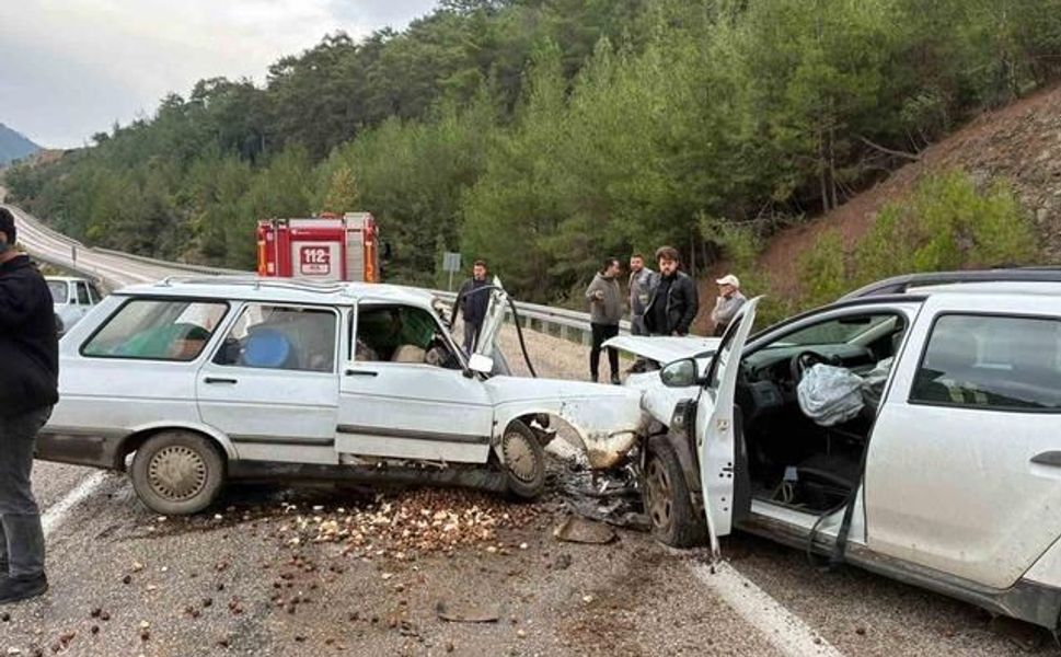 Adana Kozan'da iki otomobil çarpıştı: 1 kişi yaşamını yitirdi, 2 kişi yaralandı