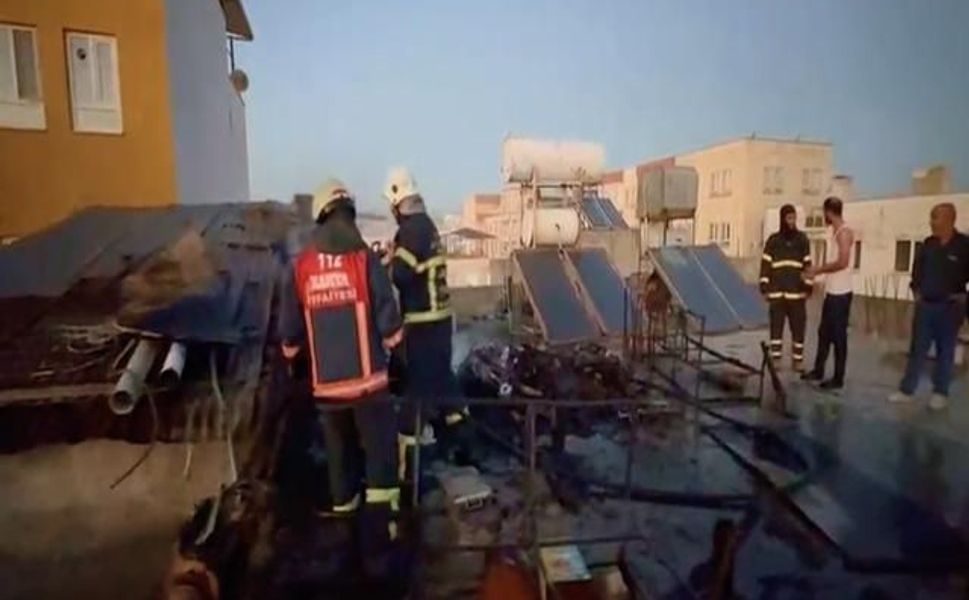 Adıyaman Kahta'da 3 Katlı Evde Çıkan Çatı Yangını Söndürüldü