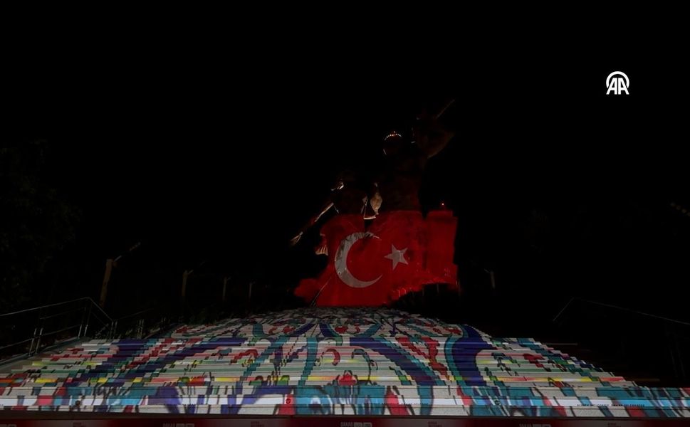 Afrika'nın en yüksek heykeline Türk bayrağı yansıtıldı