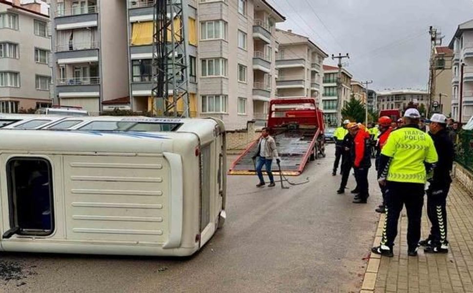 Afyonkarahisar'da minibüs kazasında 16 kişi yaralandı